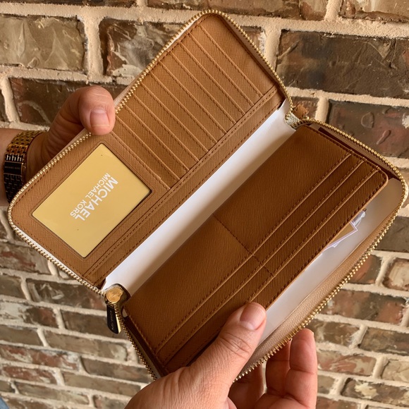OFFERS?NEW Michael Kors Travel Continental Wallet - Picture 8 of 8
